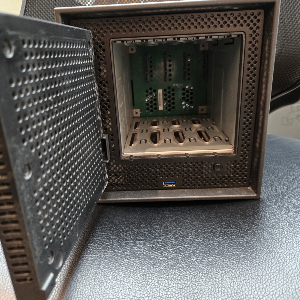 Netgear ReadyNAS 424 High-Performance Storage - Picture 4 of 7